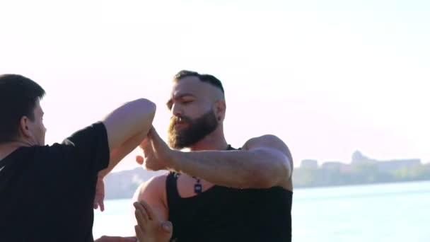 Wing Chun luchando cerca del río entre hombres fuertes. Despacio. — Vídeos de Stock