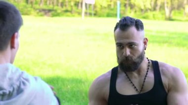 Wing Chun Master orman arka plan üzerinde closeup performans. Yavaş yavaş
