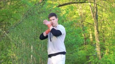 Wing Chun orman arka plan üzerinde çocuk tarafından performansını. Yavaş yavaş