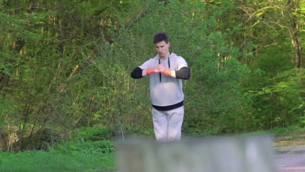 Wing Chun ember a háttérben erdő teljesítménye. Lassan — Stock videók