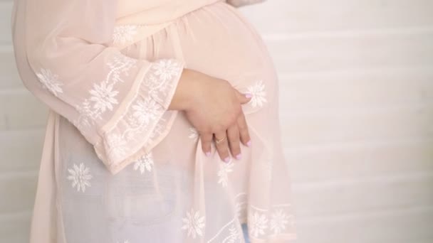 Närbild på gravida smeka hennes stora mage. 4k — Stockvideo