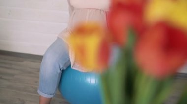 Cute fitball arkasında Lale ile egzersiz yaparak iyi hamile. 4k