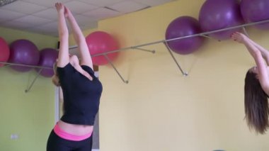 Spor salonunda fitness stüdyosu yoga sınıfında. 4k