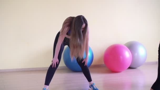 Girl doing exercise in fitness center 4k — Stock Video