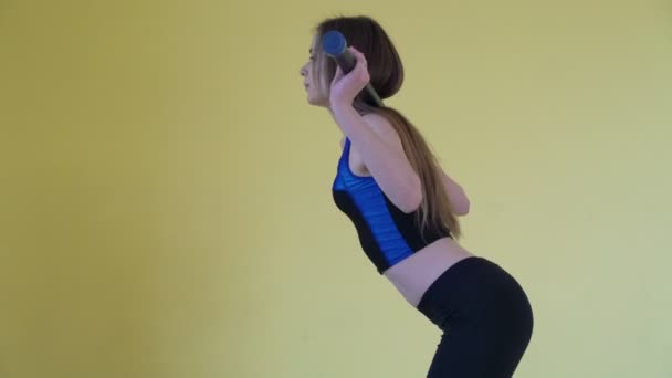 Spor kız fitness salonunda bir sopayla çömelme yapıyorum. 4k — Stok video