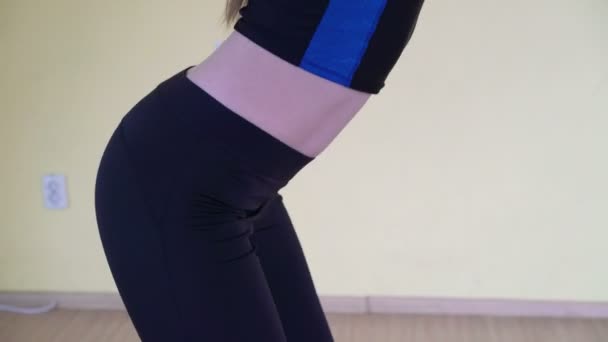 Fille de sport faisant squatter dans une salle de gym. 4k — Video