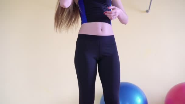 Chica del deporte haciendo ejercicio ágil y sonriendo en la cámara. 4k — Vídeo de stock