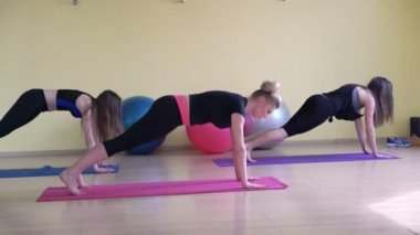 Egzersiz Fitness sınıfı ve yoga yaparken eğitmen aydınlık salonda 4 k