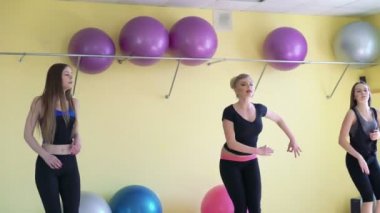 Erkek grup aerobik yaparken bir hafifçe Spor 4k