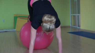 Yoga sınıf köpek poz fitball üzerinde birlikte yapıyor. 4k