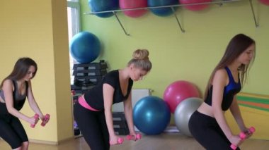 Bir spor salonunda dumbbells ile egzersiz grup. 4k