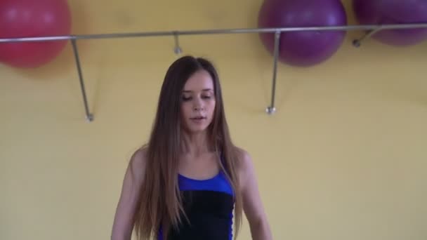 Дівчина займається активною аеробікою у фітнес-клубі. 4k — стокове відео