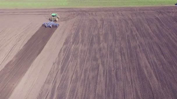 Veduta aerea del veicolo agricolo coltivare campi terreno in primavera giorno — Video Stock