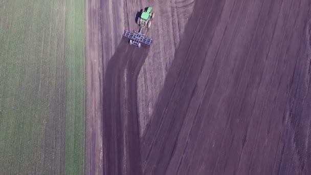 肥沃な土で畑を耕し近代的なトラクターの航空写真 — ストック動画