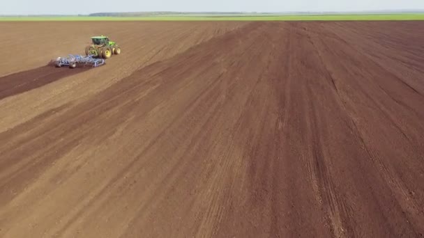 Luchtfoto van trekker ploegen van de velden, verkeer voor trekker — Stockvideo