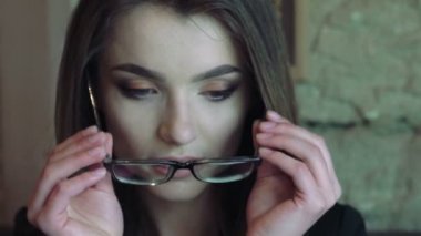Gözlük takan ve bir kenara arıyorum güzel kadın. Yavaş yavaş