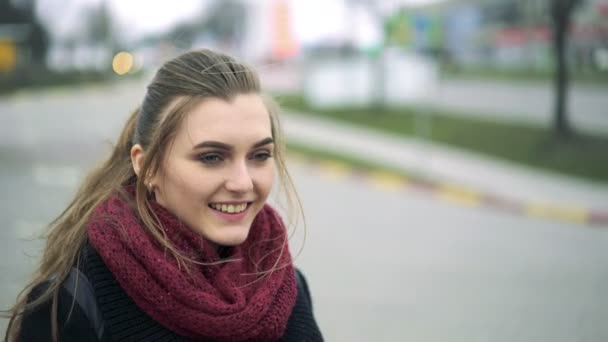 Hermosa chica bebe café en una gasolinera — Vídeos de Stock