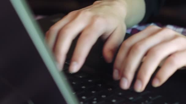 Feche de mãos de mulher que jogam no teclado do computador portátil no café. Devagar. — Vídeo de Stock