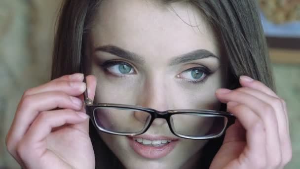 Красивая женщина в очках и улыбающаяся — стоковое видео
