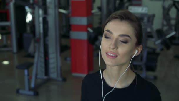 Beautiful girl treadmill with headphones — Stock Video