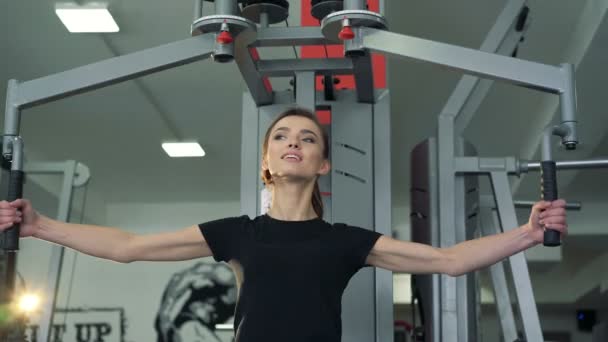 Das Mädchen im Fitnessstudio im Simulator — Stockvideo