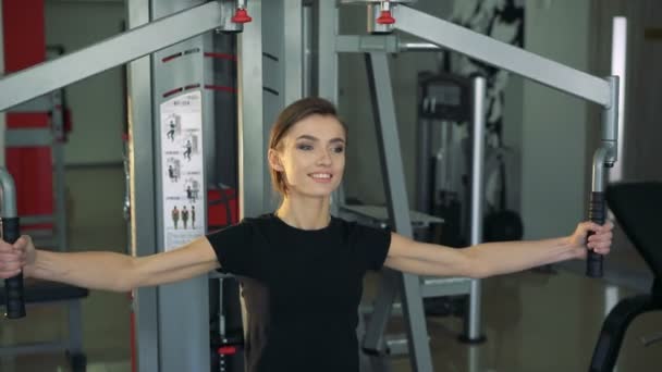 Das Mädchen im Fitnessstudio im Simulator — Stockvideo