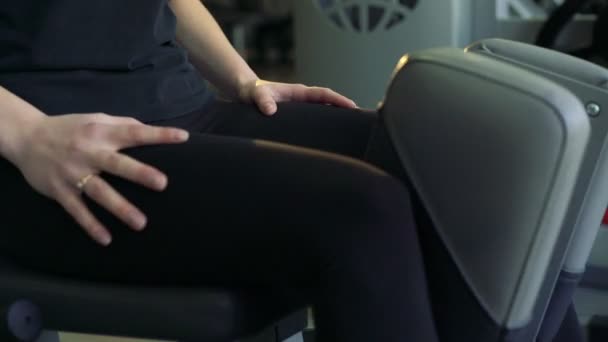 Chica en el gimnasio haciendo ejercicio piernas — Vídeos de Stock