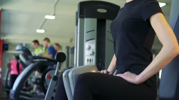 Ragazza in palestra facendo ginnastica gambe — Video Stock