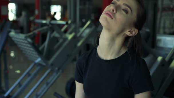 Vacker flicka i gymmet med shaker. Leende — Stockvideo