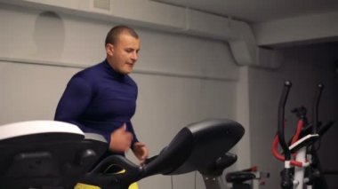 Modern spor salonunda 4 k yarış pisti ile egzersiz yaparak çocuk