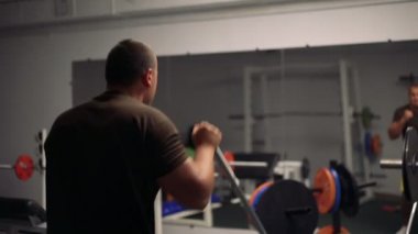 Adam 4 k spor salonunda simülatörü ile çalışır