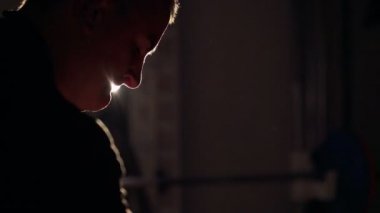 Pazı 4 k spor salonunda için halter ile egzersiz yaparak adam kapatın