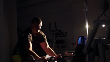 Pazı 4 k spor salonunda için halter ile egzersiz yaparak sporcu