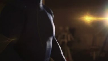 Dumbble 4 k ile egzersiz yaparak spor ana kadar kapatın