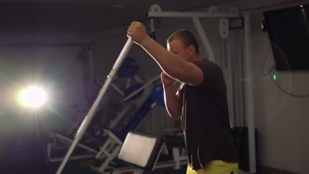 Мужчина делает упражнения для трицепсов в тренажерном зале в 4к — стоковое видео