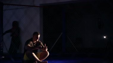 Genç boksör mücadele 4 k spor salonunda önce elinde bandaj kaydırma