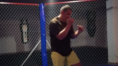 Bir boks kafeste 4 k egzersiz yapan erkek