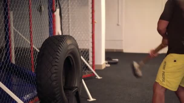 Boxer gör övning med hummer i gymmet. 4k — Stockvideo