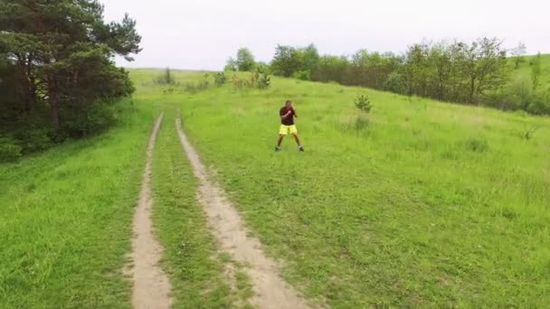 Аерофотозйомка людини, що виконує вправи на природі 4k — стокове відео