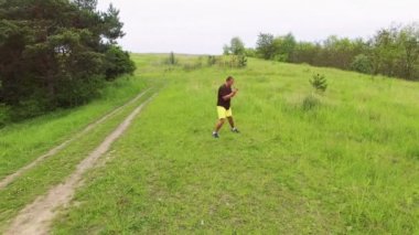 4 k niteliğine egzersiz yaparak sporcu havadan görünümü