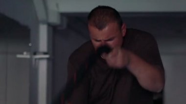 İple bir spor salonunda egzersiz yaparak atlet