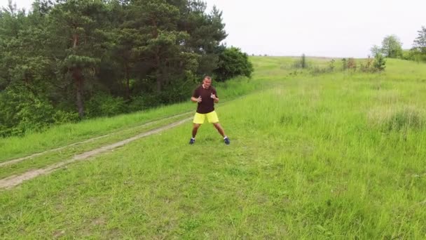 Luchtfoto van sport basispagina weergegeven: oefening op de natuur 4k — Stockvideo