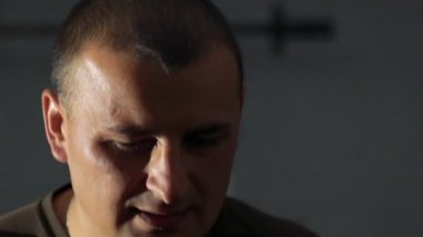 Geceleri egzersiz yaparak güçlü atlet kapatın. Yavaş yavaş