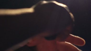 Mücadele önce elinde bandaj kaydırma boksör kapatın. Ağır çekim