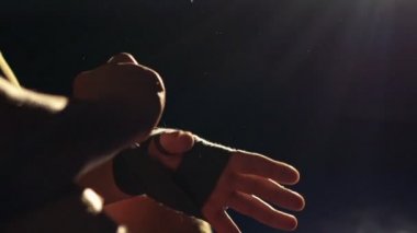 Mücadele önce elinde bandaj kaydırma boksör. Ağır çekim