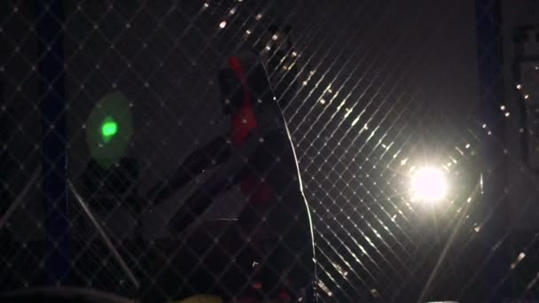 Спортсмен бьет боксерскую сумку-манникина в темном спортзале. Медленно. — стоковое видео