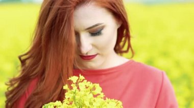 Mutlu kız tecavüz çiçeği buket ile fotoğraf makinesinde gülümseyerek. Ağır çekim