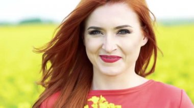 Mutlu kız yüz tecavüz çiçeği buket ile fotoğraf makinesinde gülümseyerek. Ağır çekim