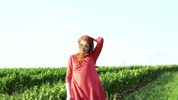 Ragazza carina in posa nel campo di grano verde. Lentamente. — Video Stock