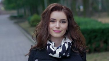 Gülümseyen genç kız. Yavaş yavaş